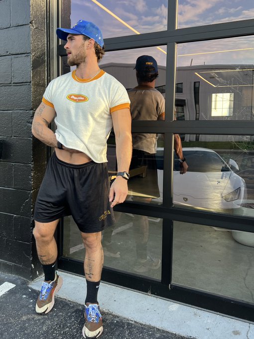 cheers to the weekend 👊🏆 https://t.co/sgCtn8k2y0<a href="/tag/irulethefield"class="tags"><span>#irulethefield</span></a><a href="/tag/kingofthelockerroom"class="tags"><span>#kingofthelockerroom</span></a>