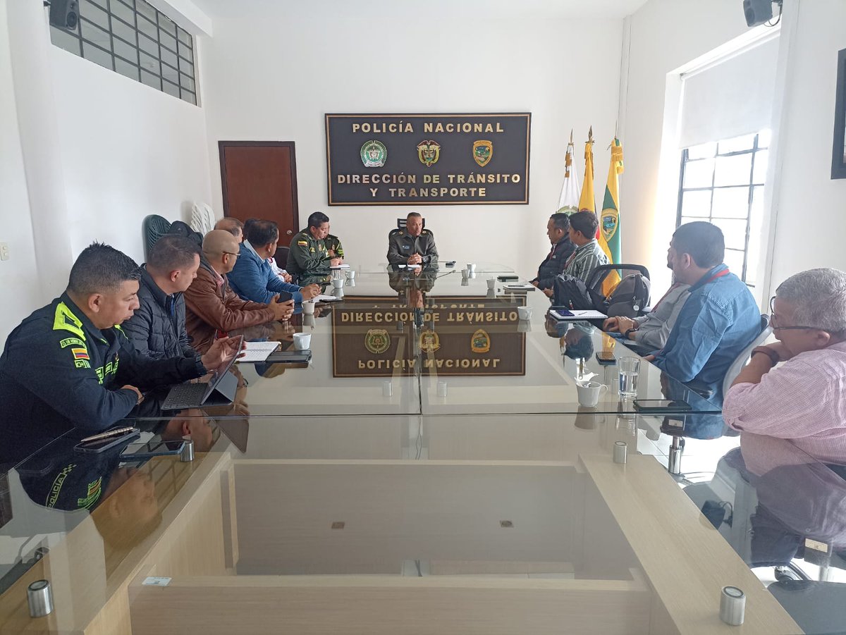 GaulaPolicia's tweet photo. Junto al director de @TransitoPolicia y la @Oficial_ATC articulamos estrategias de prevención y así, lograr mayor cobertura a nivel nacional del transporte de carga.

! Juntos prevenimos el delito¡

#SeguridadEnElTerritorio
#YoNoPagoYoDenuncio https://t.co/z4AVlnwZWR