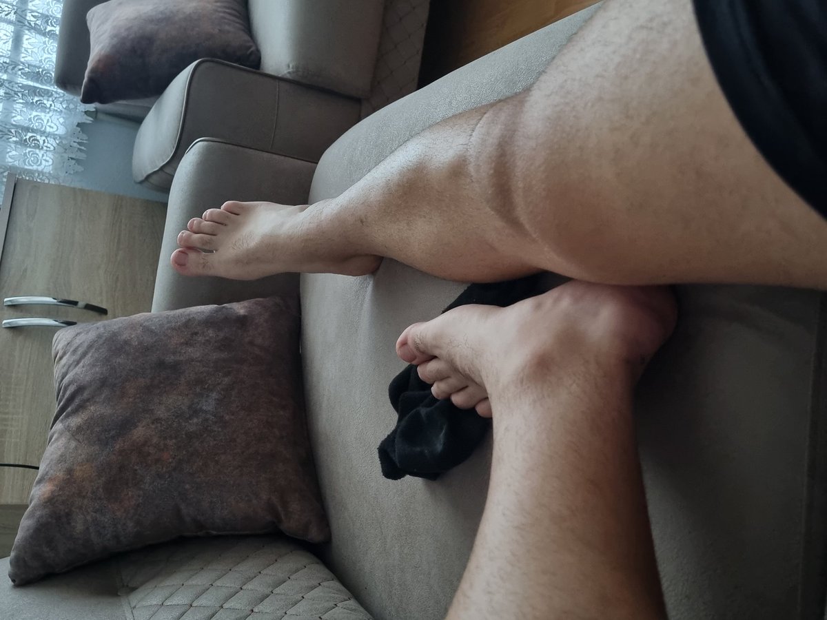 Bugün ayaklarımı kime yalatsam
Hangi şanslı kişi efendisinin ayaklarına tapacak 
#feet_pic #maledom #malefeet #maleslave #fagslave