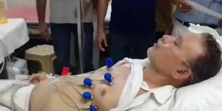 richa99850403's tweet photo. @narendramodi @AshwiniVaishnaw 
Dhanbad DRM strips hospital staff half-naked after he asked his wife to take off shoes.
Divisional Railway Manager (DRM) Kamal Kishore Sinha for allegedly humiliating and torturing an 50 year old employee in his chamber. Is this a New India? https://t.co/jD3xRD9rIw