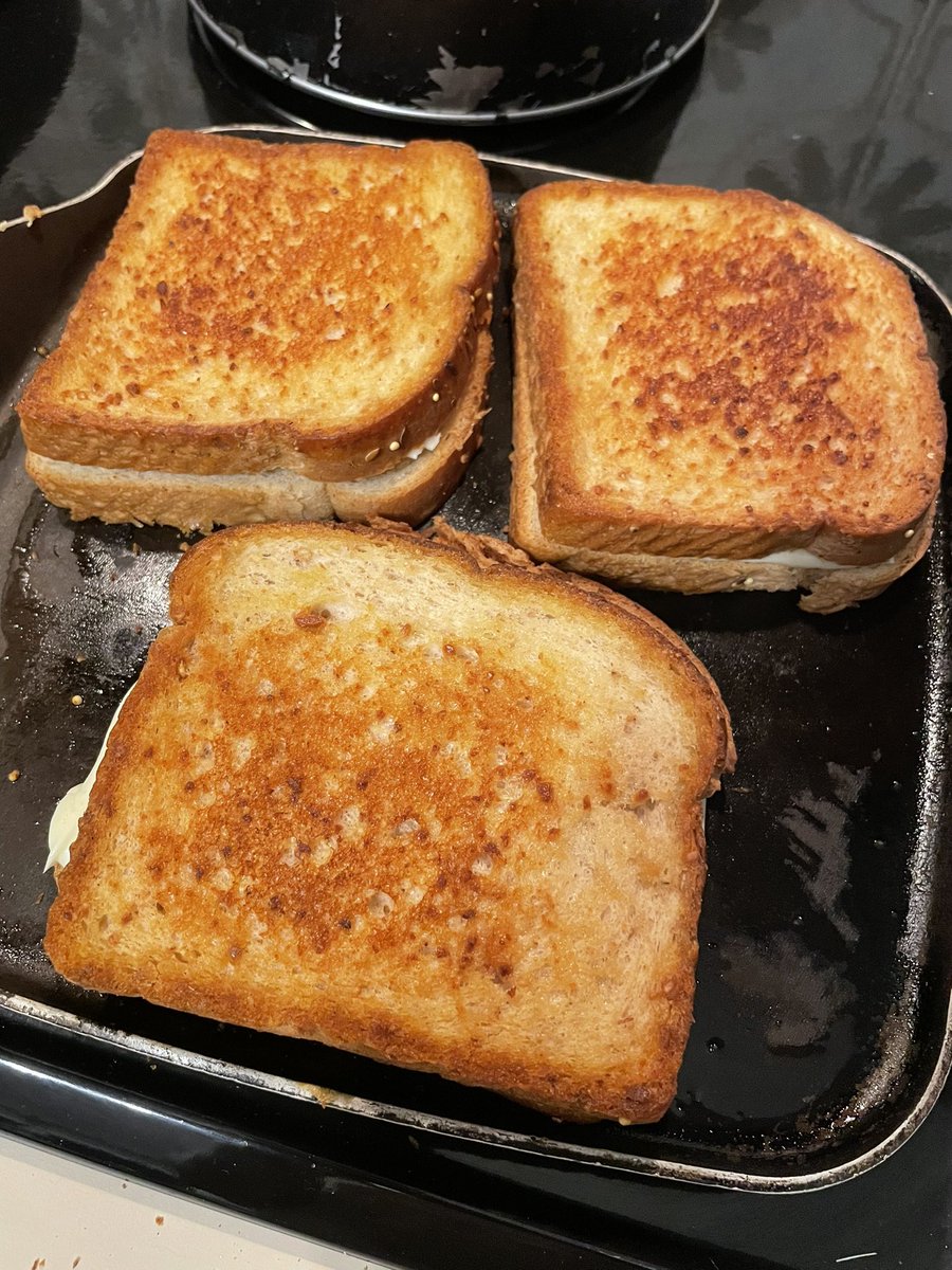 Pat_N_Pending's tweet photo. 7/10 - crisp levels varied due to pan sharing and just plain cheese, but still delicious https://t.co/gtG7477YfF