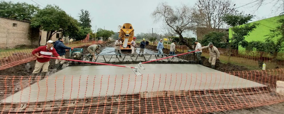 👷🏽‍♂️🛣Nuevas cuadras de pavimento urbano

En horas de la mañana personal municipal avanza con la obra de las nuevas cuadras de #PavimentoUrbano que estamos construyendo sobre Calle Martin Sosa.