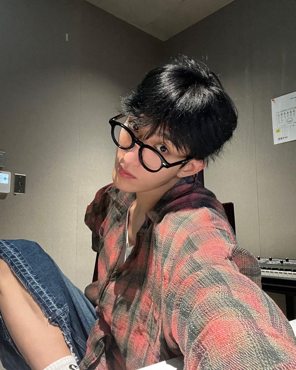 comsuteen's tweet photo. Never forget to capture the fun moments, even during practice days! Rocking stylish glasses and striking a pose with Dokyeom.
https://t.co/e3DXKezYZv