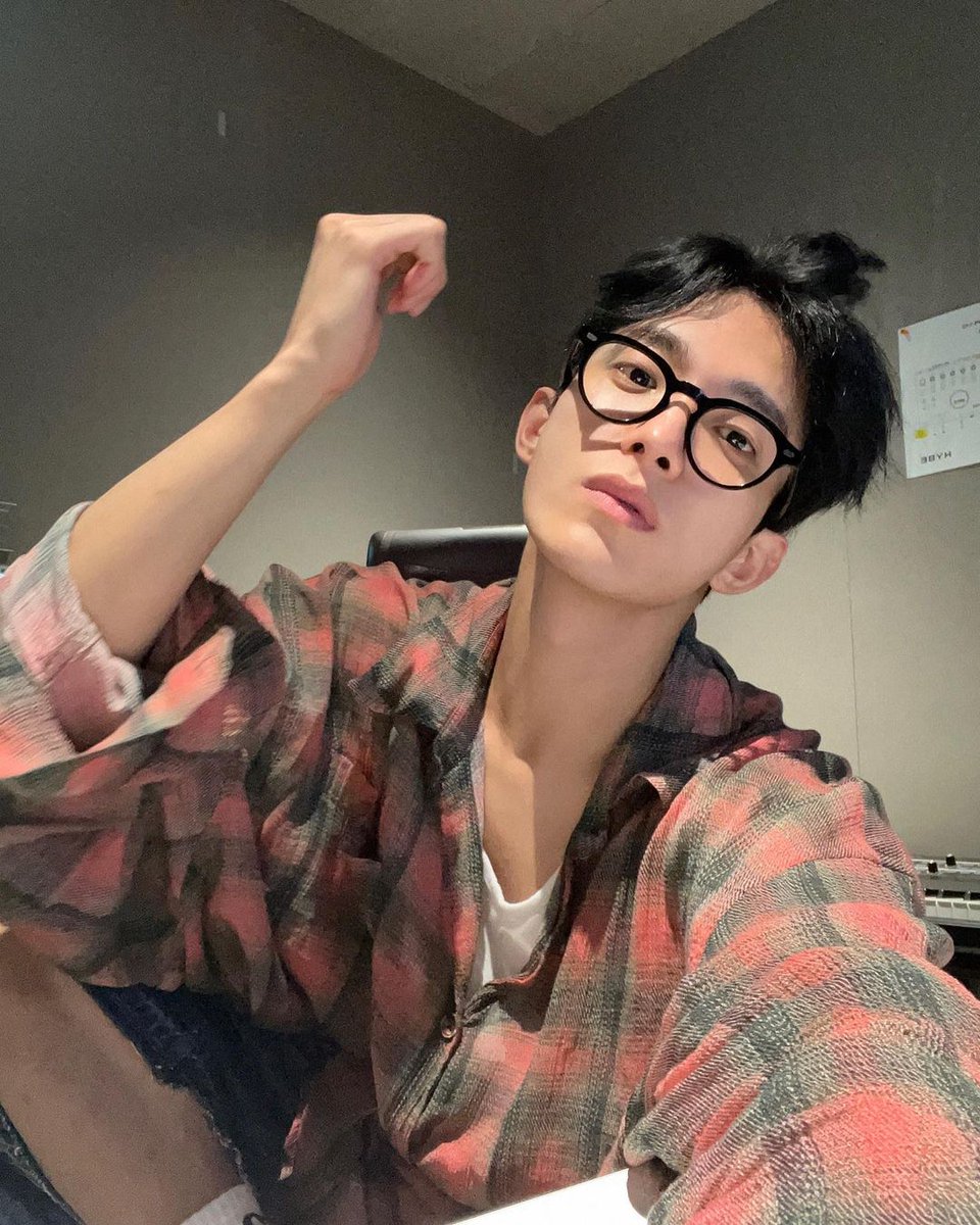 comsuteen's tweet photo. Never forget to capture the fun moments, even during practice days! Rocking stylish glasses and striking a pose with Dokyeom.
https://t.co/e3DXKezYZv