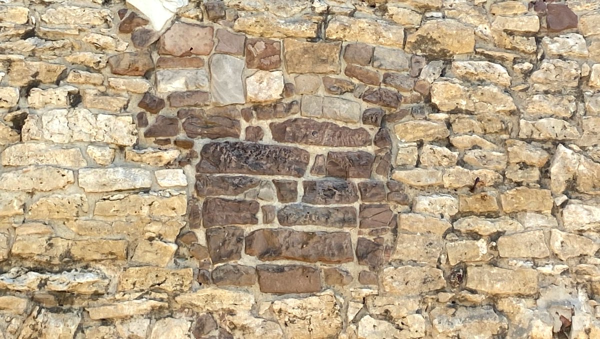 Fensterquiz die Vierte...  Hier ist die Außenfassade der 1475 erbauten Zuchthauskapelle fotografiert. Dank der unterschiedlichen Steine kann man erkennen, das hier einmal ein Fenster war - mit Aussicht auf den hinteren Burghof. Gegenüber stand damals das Weiberzuchthaus. ⁠