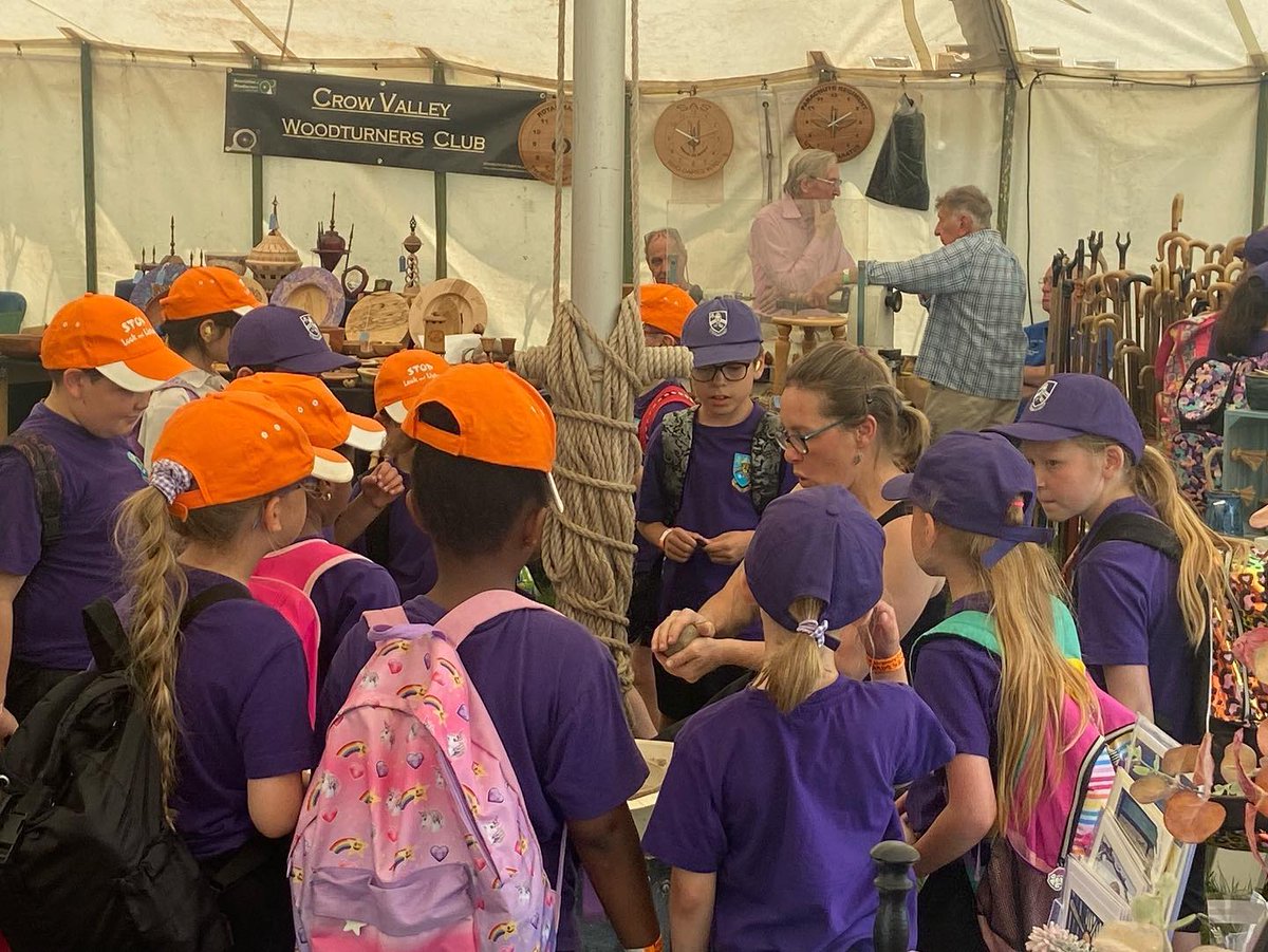 esztipot's tweet photo. Entertaining the kids at the Malvern show . #potterymagic🌟#esztipot https://t.co/gUXBvxPU1Z