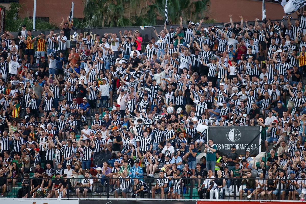 CDCastellon's tweet photo. ⚽️🌙 Buenas noches, afición

👏👏 Antes de la final de mañana queremos agradeceros todo el apoyo que nos habéis brindado durante toda la temporada 🤍🖤🤍🖤

❤️ Sois el corazón de este club y lo demostráis día a día ❤️

‼️ TODOS JUNTOS A POR EL ASCENSO ‼️ 

#PPO100👂 https://t.co/DvMFUmbKkG
