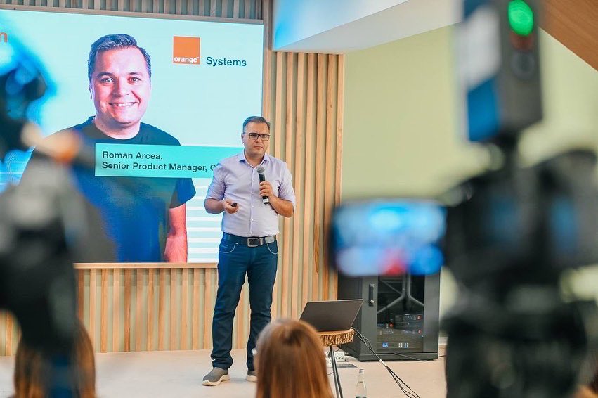 OrangeMD's tweet photo. Pasionații de #AI și #ProductManagement și-au dat întâlnire la #InspiratiONSession #8 în această seară. 💫 Toți au avut ocazia să se inspire de la invitatul nostru special Roman Arcea, 🌟 Senior Product Manger la Google https://t.co/BjLuhUwMYF