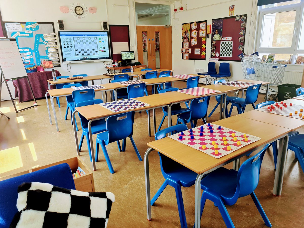 hari_neo21's tweet image. 🤫My teacher secret : I&apos;ve never liked #draughts. Chess was always the one &amp;amp; I never gave it a chance. Well it turns out I 🧡 this game! Lots of layers, strategy &amp;amp; comparisons made! Did some puzzles, diff solutions. Some confident chess ch. struggled &amp;amp; others shone!🟤⚪#checkers