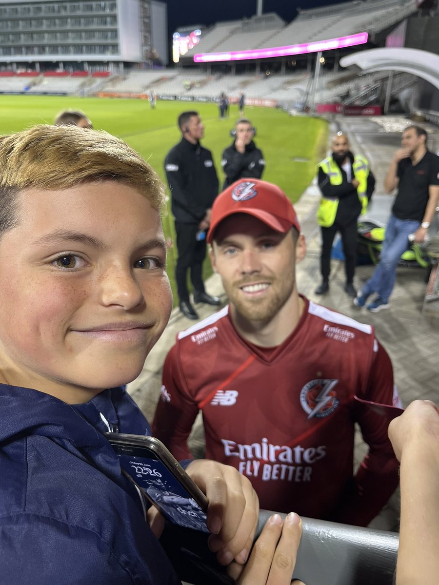 Thank you @GeorgeB_77 and @PhilSalt1  for stopping for a photo with Shaun tonight at  @lancscricket vs Derbyshire Falcons. You’ve made a young #wicketkepper night. #redrosetogether #wicketkeeperunion @EmiratesOT 🌹