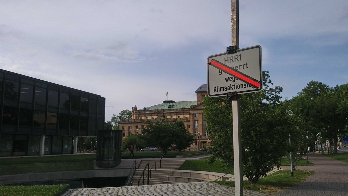 StuggiRad's tweet photo. Liebe geht an die Sprayerinnen 🧡❤️🩷💚

Die Schilder der @stuttgart_stadt "Radweg wegen Klimaschutz gesperrt" waren leider nach kürzester Zeit ausverkauft 😄 https://t.co/43e949RboC