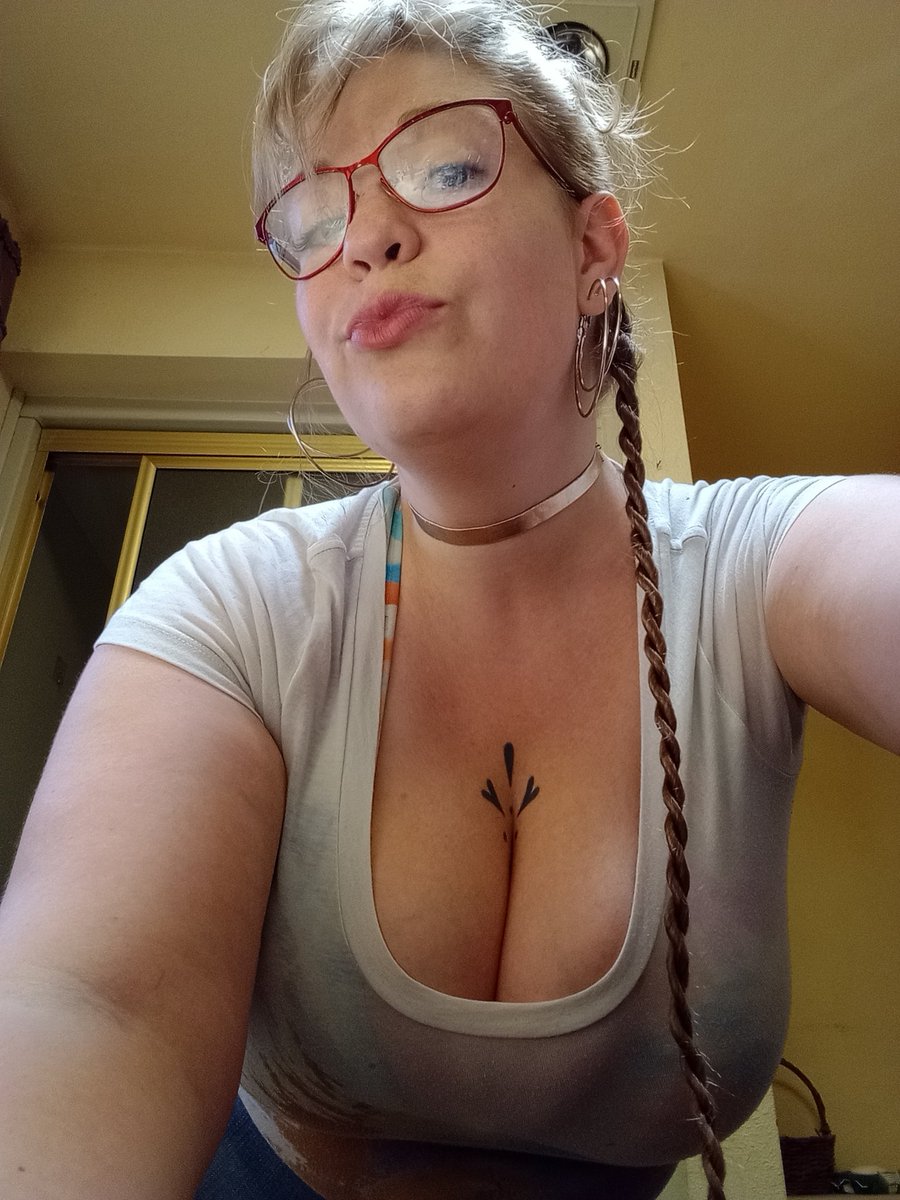 Ariala15's tweet photo. I'm gonna be gaming LIVE so Follow Me on TWITCH tonight lol What do you prefer? Glasses? Hair down? 😏✨
LINK IN BIO
If you want me to give you some private attention you can just buy a sexy chat and I'll hop off twitch for you... 😜✨ https://t.co/SYxVAPDhCp