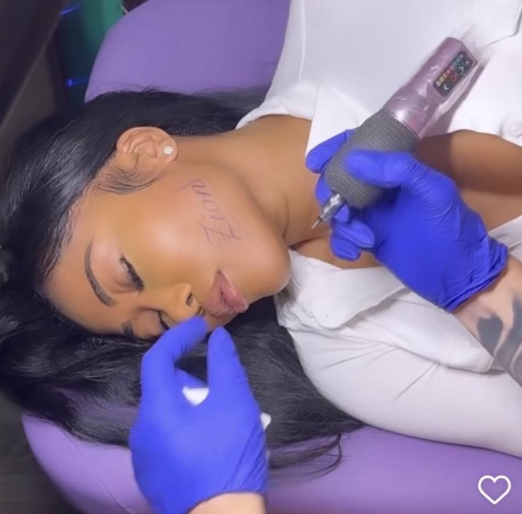 NBAMemes's tweet image. This Zion Williamson situation is actually insane… She literally TATTED HIS NAME ON HER FACE 🤣🤣