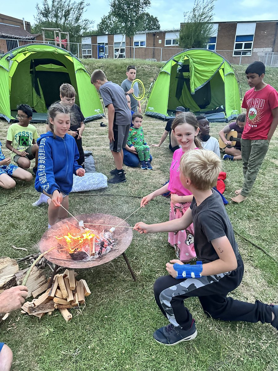 Springwood_Prm's tweet photo. Nothing quite like toasting marshmallows of an evening #springoutdoors #springfamily @OutdoorCoachUK https://t.co/db28tyGHVd