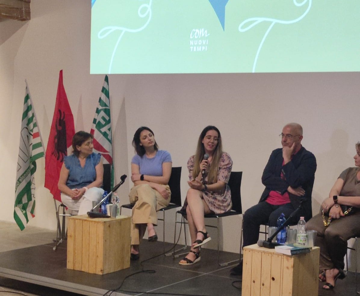 DSantini74's tweet photo. Ieri nella #SaLaDeLLePoLveri della Mole in Ancona,@fai_cisl Marche e #AnoLfMarche con #DonneDiALbania,a cura di #RandoDevoLe.Testimonianze intergenerazionali locali.Con #SGSantini e #SquadraFaiMarche.
Con @MassimoGiacc e #NeLi per #AnoLf Marche.@cislmarche https://t.co/H6CQ9fWzoG