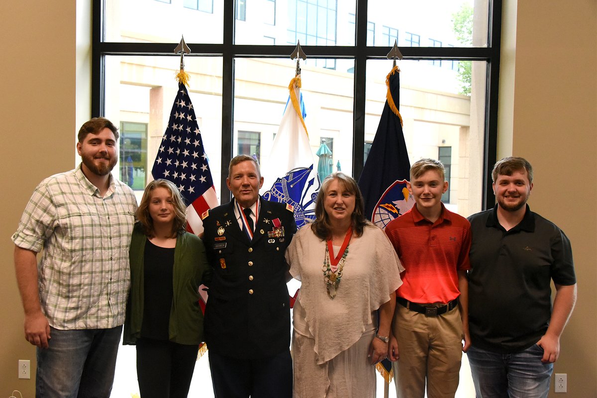 Congratulations to CW5 Anson L. Seebeck, #ArmySMDC command chief warrant officer, on his retirement from the #USArmy! Hooah!

📸 :  flic.kr/s/aHBqjAJT5w