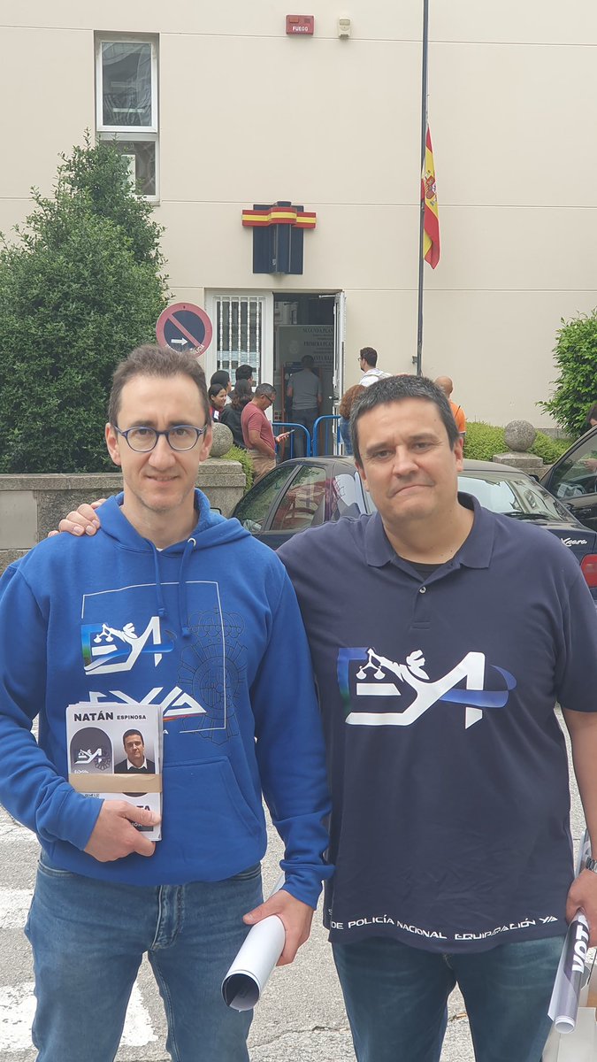 EYAPolicia's tweet photo. Nos escuchan en comisarías de #Ferrol y #Naron
Nuestro equipo dejó más información en Oficina de DNI y Brigada de Policía Científica

Ayúdanos a remar y así alcanzar una #EquiparacionYa real, una jubilación digna

#VotaEYA VOTA con cabeza #TenemosAlgoEnComun
VOTA sindicato EYA https://t.co/m6MXRAxxbj