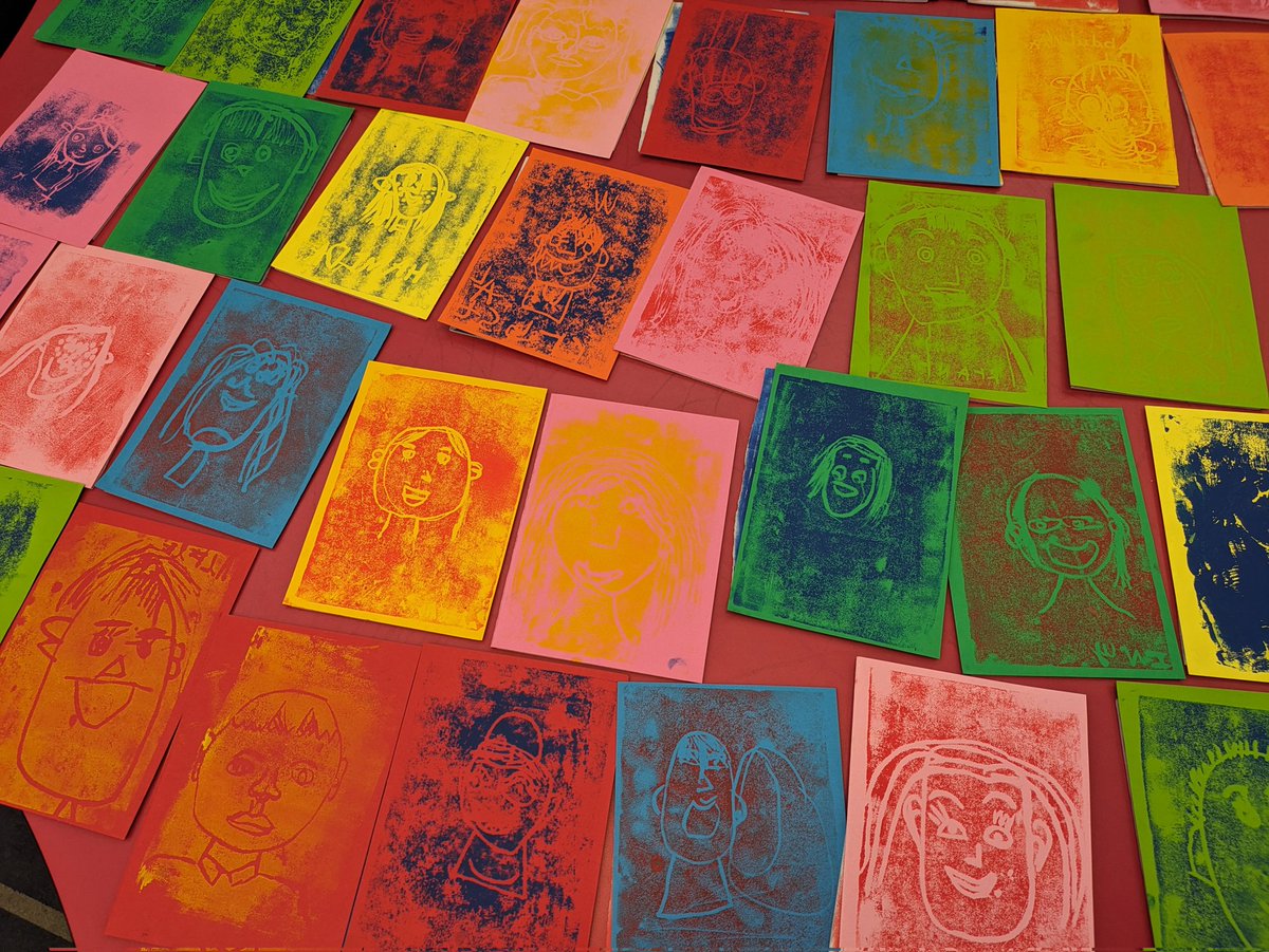 CP12021's tweet photo. Self portraits. Printing. New technique. Look how great they are! https://t.co/VE5Y3IzLFX