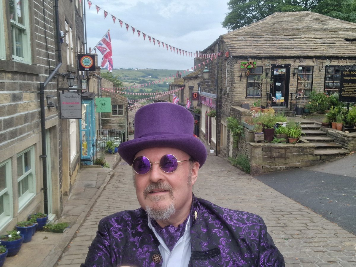 Proud to be able to take part with <a href="/hollytucker/">hollytucker</a> due to the hard work of <a href="/modocreative/">Modo Creative</a> in #HollysHighStreets to #CampaignShopIndependent for #ShopIndependentDay, to
#SupportIndependentBusiness and #SupportIndependentArtists that offer experiences beyond the shop