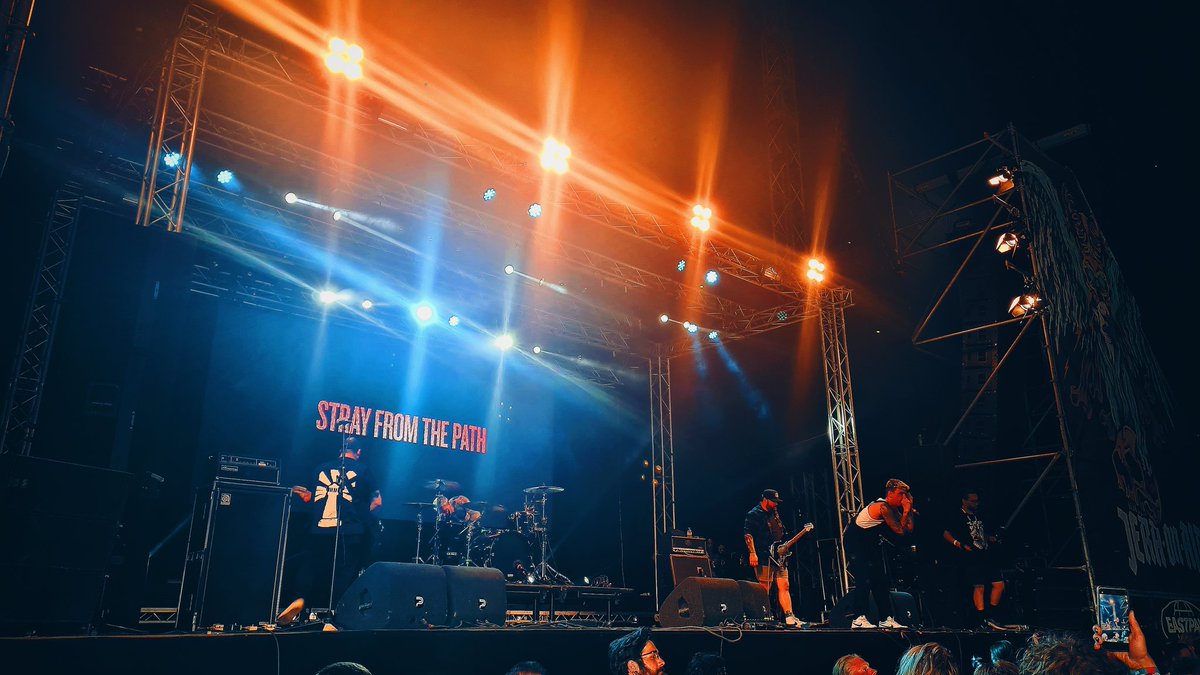 Second day @JERAONAIR is done! Many great shows from @KublaiKhanTX, @hatebreed, @Sleep_Token... but 2 were on the top! First: @strayfromdapath with fuckin' @reynlord destroying his drums with love! Always so groovy and powerful 🙏🖤
.
#JeraOnAir #MoreThanMusic #StrayFromThePath