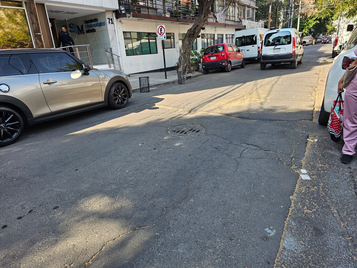 som_merida's tweet photo. Solicitamos el apoyo de la alcaldía Cuauhtémoc para la reparación de la calle de Mérida a la altura de #72, es un constante problema para la vialidad y para nuestros pacientes que en su mayoría presentan problemas visuales y esto puede ser un riesgo inminente. https://t.co/ejDk5IHcNb