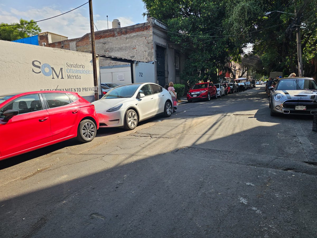 som_merida's tweet photo. Solicitamos el apoyo de la alcaldía Cuauhtémoc para la reparación de la calle de Mérida a la altura de #72, es un constante problema para la vialidad y para nuestros pacientes que en su mayoría presentan problemas visuales y esto puede ser un riesgo inminente. https://t.co/ejDk5IHcNb