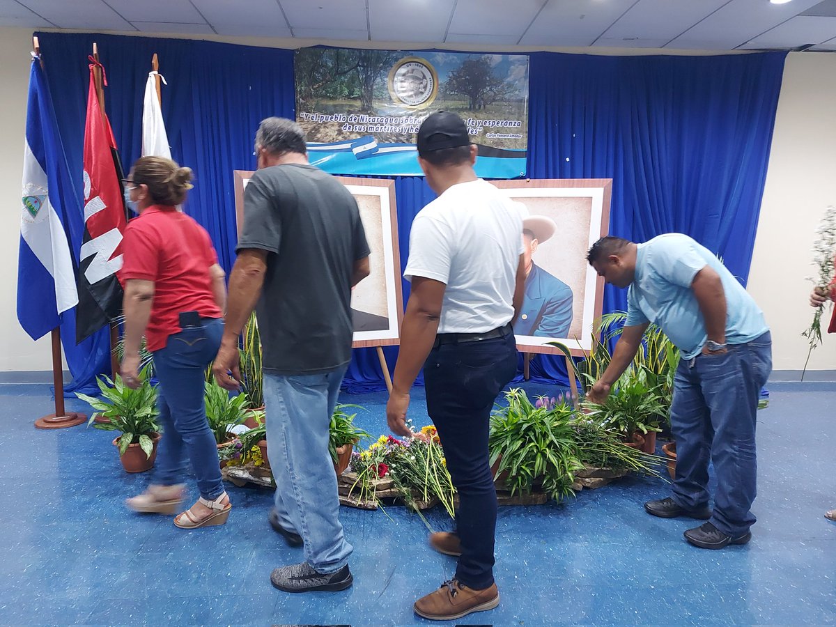 Nicaragua| Militantes de la UV-INSS "Columna Guerrillera Jacinto Hernández" rindieron homenaje al Padre de la Revolución Popular Sandinista con "Una flor para Carlos" en el 87 aniversario de su natalicio un 23 de Junio de 1936 ✊️🔴⚫️
#CdteCarlosVamosAdelante