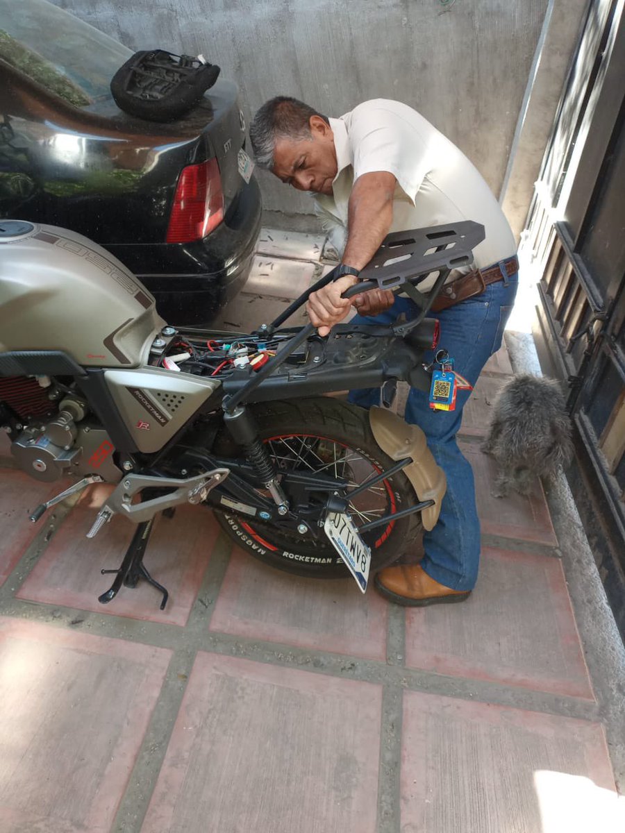 CesarBasabe21's tweet photo. El que decía que no me apoyaba con tener moto ahora me ayuda siempre que me falla 🏍️❤️ #mipapa https://t.co/Tbj6VWNAAL