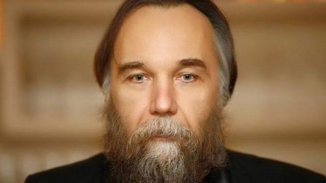 الفيلسوف الروسي ألكسندر دوغين:

أنا قلق ولا أفهم ما يجري، الشيء الرئيسي هو الحفاظ على الجبهات والبقاء مخلصين للوطن الأم.