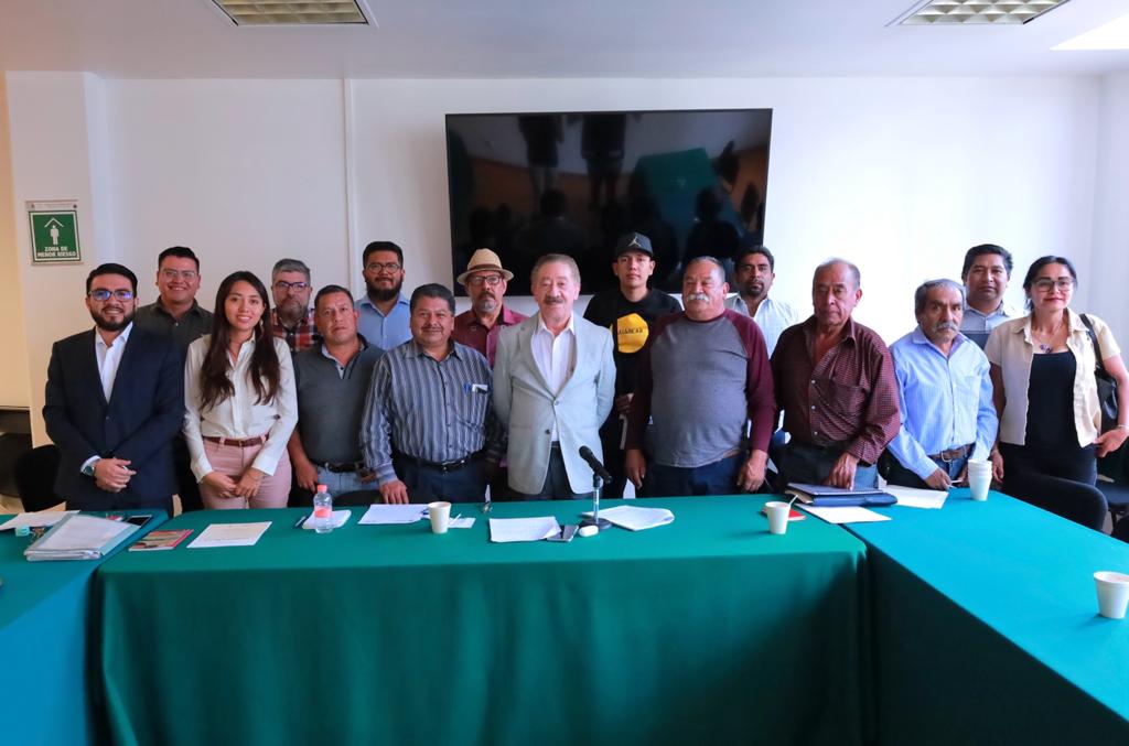 diazpol's tweet photo. Como parte de los trabajos de la Comisión de Pueblos y Barrios Originarios y Comunidades Indígenas y Afromexicanas, de la CDMX, me reuní hoy con pobladores de Cuajimalpa. Repasamos temas de su interés y acordamos acciones comunes. Una amable y fructífera reunión.
@lopezobrador_ https://t.co/t77ZbCwzzu