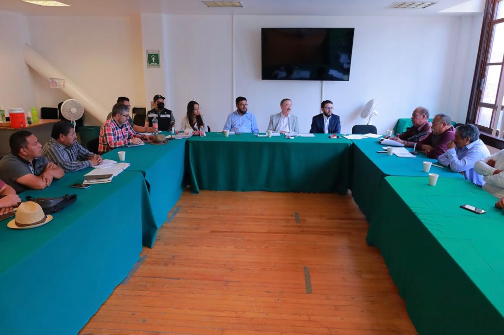 diazpol's tweet photo. Como parte de los trabajos de la Comisión de Pueblos y Barrios Originarios y Comunidades Indígenas y Afromexicanas, de la CDMX, me reuní hoy con pobladores de Cuajimalpa. Repasamos temas de su interés y acordamos acciones comunes. Una amable y fructífera reunión.
@lopezobrador_ https://t.co/t77ZbCwzzu