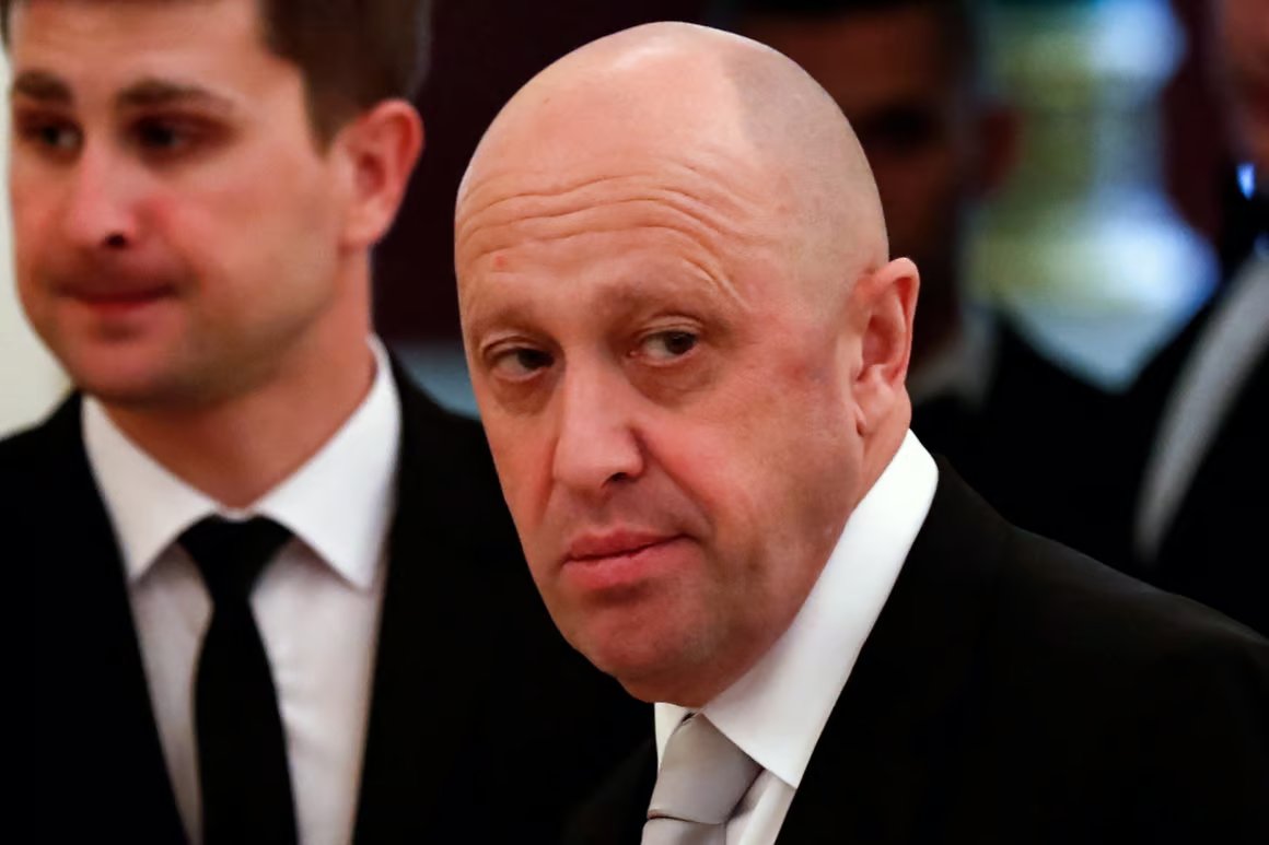 OrlvndoA's tweet photo. 🚨 | Lo que está sucediendo en Rusia pudiera ser decisivo.

¿Quién es Yevgueni Prigozhin y por qué su grupo Wagner es tan poderoso? 

Prigozhin es un oligarca ruso que logró convertirse en uno de los principales hombres de confianza de Putin. La oposición en Rusia lo llama "el chef de Putin".

-

De vender hot dogs en la calle durante la Unión Soviética, pasó a tener varios restaurantes y servicios de catering. Se volvió el accionista principal de la compañía más grande de tiendas de comestible de San Petesburgo.

Fue ascendiendo, hasta volverse uno de los principales empresarios de Rusia, con varios restaurantes a los que empezó a ir Vladimir Putin. Se fue acercando al presidente, atendiéndole y brindándole servicios de catering, y fue ganando contratos con el Estado.

En 2012 Prigozhin ganó la licitación para ser el principal proveedor de comida del Ejército ruso. Ya para entonces era uno de los oligarcas más poderosos y con mayor acceso a Putin de toda Rusia.

Luego, en 2014, durante la guerra del Dombás, Prigozhin decidió fundar Wagner, un grupo militar privado, con el propósito de asistir a Putin. Entonces, Wagner tenía menos de 2000 soldados.

Wagner ha crecido drásticamente, en parte por interés de Putin. De 2000 soldados, hoy Wagner tiene más de 50,000, y son de las fuerzas mercenarias más óptimas e implacables del mundo. De hecho, en la guerra en Ucrania los mayores avances de Rusia han sido gracias a Wagner.

Las tensiones han crecido con Putin, porque Prigozhin empezó a cuestionar los motivos y la eficacia de la invasión en Ucrania. Finalmente, hoy en la mañana, cuestionó la guerra, a la que calificó de un "chanchullo" para enriquecer a las mafias de Rusia.

Luego, tropas rusas atacaron un campamento de Wagner. Por esa razón, hoy Prigozhin decidió alzarse contra Vladimir Putin y anunció que sus tropas iban a eliminar "el mal que ha provocado la cúpula militar" de Rusia.

No es cualquier cosa.