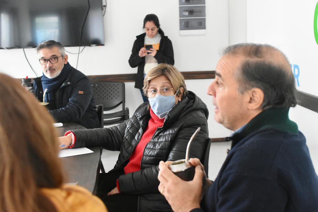 Frente_Amplio's tweet photo. El gobierno tiene más cosas para explicar que logros para mostrar. Las necesidades de la gente están muy alejadas del Uruguay de hoy, por eso #ElFATeEscucha recorre el país para, de primera mano, intercambiar sobre el futuro que todas y todos queremos.
🇺🇾 #PorUruguay en 📍Flores y 📍Florida