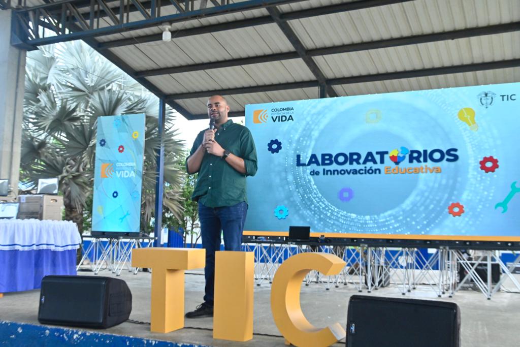 «Sabemos que la conectividad es fundamental para el desarrollo educativo, económico y social del municipio. Ministro <a href="/MauricioLizcano/">Mauricio Lizcano</a>, cuente conmigo para sacar adelante todos los proyectos que conecten a la región»: Felipe Maturana, alcalde de #Turbo.