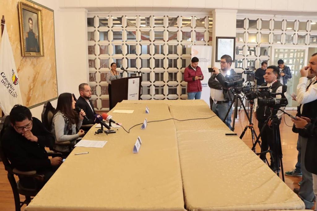 EduSuperiorEc's tweet photo. 📌 #TrabajamosEnTerritorio | En #Cuenca, @amontalvoch, secretaria de @EduSuperiorEc, y #Jonnathan Quiñónez, presidente de @Azuayparroquias, firmaron un convenio para la difusión de #BecasTec ✍️. Jóvenes azuayos podrán informarse y postular a estudios superiores. https://t.co/oQS3wODbQS