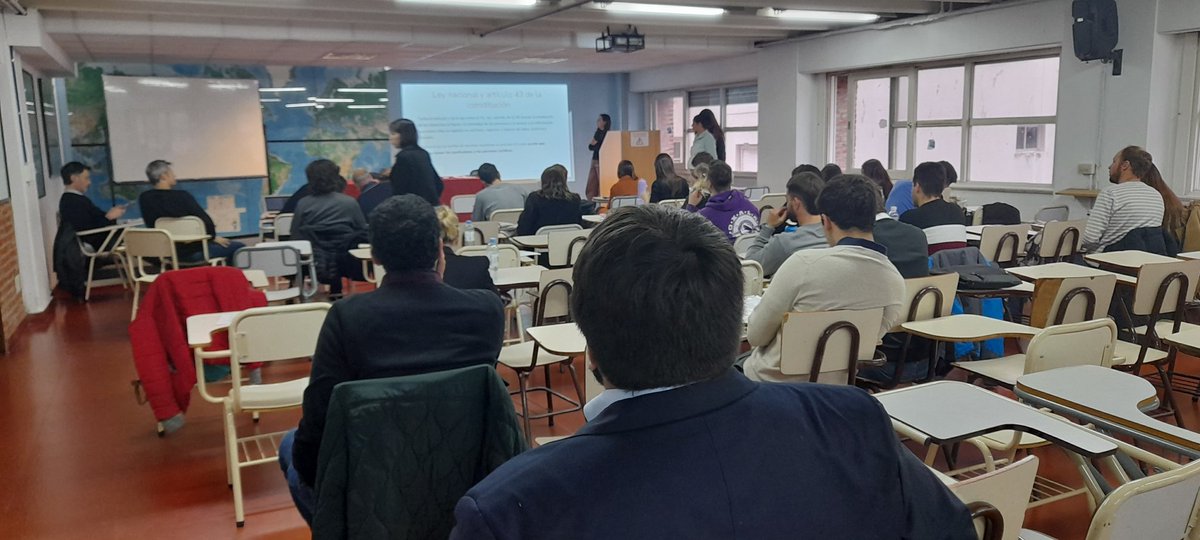 Unmdp, estudiantes de Derecho e Inteligencia Artificial exponen ante la cátedra y compañeros/as  sus trabajos finales, realizados en coautoria con el chatGPT y se debate fuerte. Todos/as aprendemos!