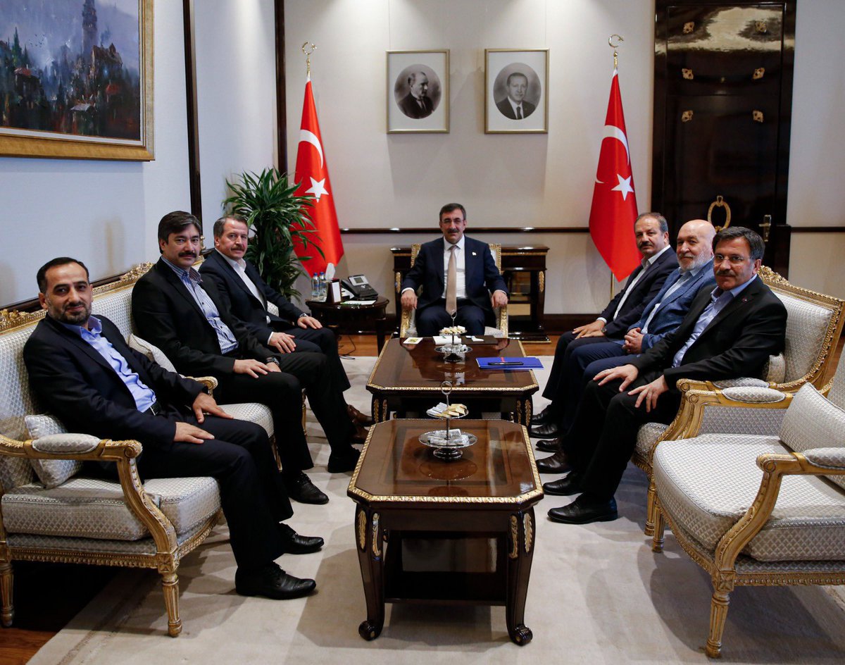 Şu ekip yerine Cevdet beyin huzuruna bir elinde memur maaş bordrosu öteki elinde işçi maaş bordrosu olan sağır ve dilsiz birimiz çıksa daha etkili olurdu. Temmuzda işçi maaşı 35bin tl olacak bunlar memur için 22bin TL istiyoruz diyor. Ya hu 22 bin zaten verilecek
#CBMemura35Bin