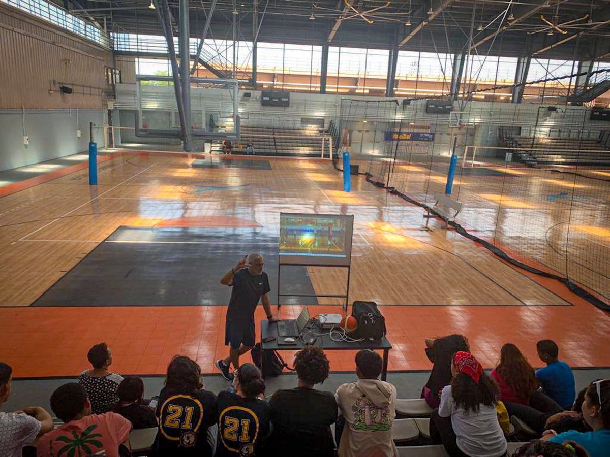 recreaydeportes's tweet photo. ¡Felicidades a los jóvenes del programa #ADFAN por su compromiso con su formación deportiva! Han tenido la oportunidad de tomar el curso de baloncesto nivel 1 con el Prof. Rafael Chino Torres, como parte de los talleres ofrecidos bajo el acuerdo entre el #DRD y el @SomosFamiliaPR https://t.co/cVWSfwKgxa