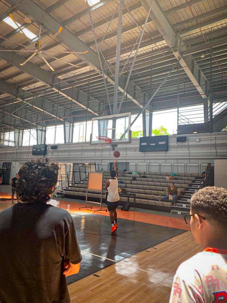 recreaydeportes's tweet photo. ¡Felicidades a los jóvenes del programa #ADFAN por su compromiso con su formación deportiva! Han tenido la oportunidad de tomar el curso de baloncesto nivel 1 con el Prof. Rafael Chino Torres, como parte de los talleres ofrecidos bajo el acuerdo entre el #DRD y el @SomosFamiliaPR https://t.co/cVWSfwKgxa