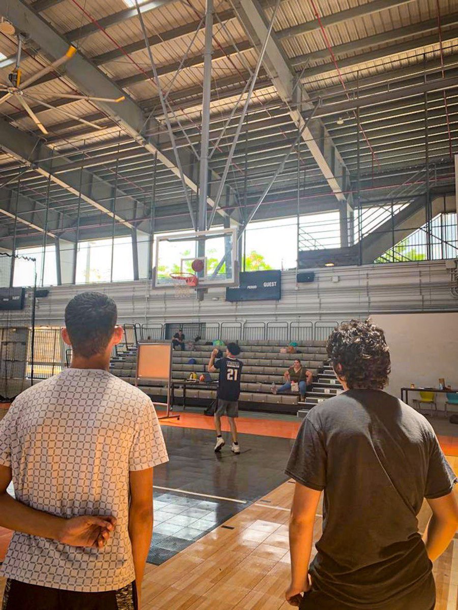 recreaydeportes's tweet photo. ¡Felicidades a los jóvenes del programa #ADFAN por su compromiso con su formación deportiva! Han tenido la oportunidad de tomar el curso de baloncesto nivel 1 con el Prof. Rafael Chino Torres, como parte de los talleres ofrecidos bajo el acuerdo entre el #DRD y el @SomosFamiliaPR https://t.co/cVWSfwKgxa