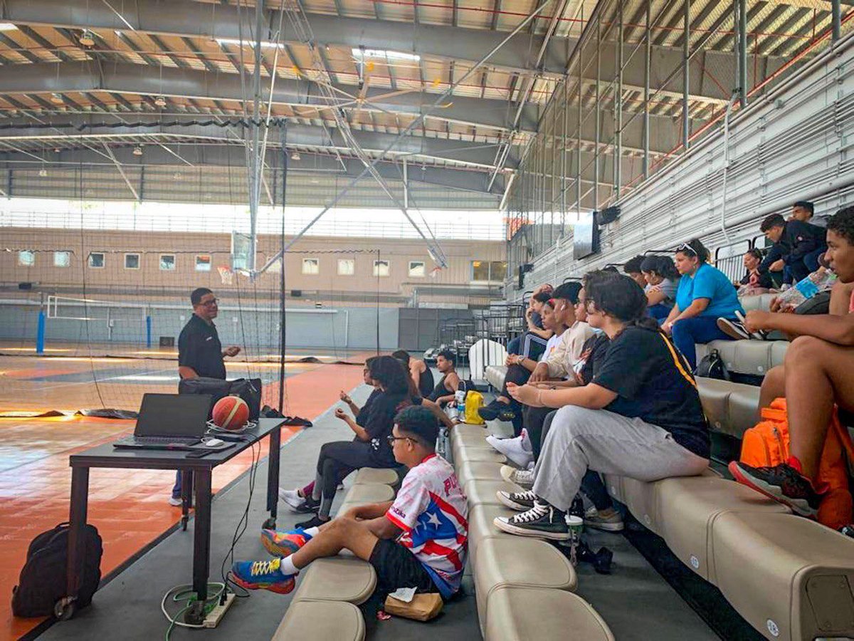 recreaydeportes's tweet photo. ¡Felicidades a los jóvenes del programa #ADFAN por su compromiso con su formación deportiva! Han tenido la oportunidad de tomar el curso de baloncesto nivel 1 con el Prof. Rafael Chino Torres, como parte de los talleres ofrecidos bajo el acuerdo entre el #DRD y el @SomosFamiliaPR https://t.co/cVWSfwKgxa