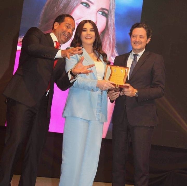 تكريم الإعلامية المتألقة #منى_أبو_حمزة من وزير الإعلام اللبناني 👏❤️
@MonaAbouHamze #CelebritiesPortrait