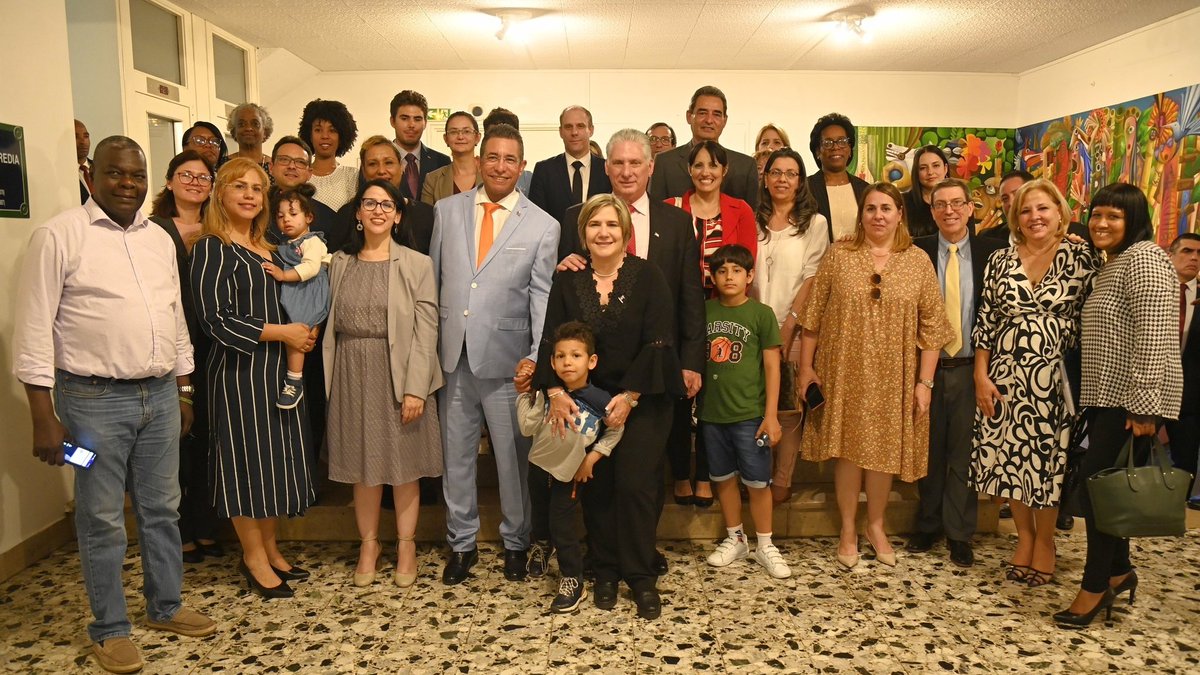 A los miembros de la Misión Estatal cubana en #Francia, el Pdte <a href="/DiazCanelB/">Miguel Díaz-Canel Bermúdez</a> reconoció por la preparación y resultados de la visita. Los convocó a trabajar permanentemente de forma innovadora y proactiva, para contribuir con efectividad a batalla económica que libra nuestro país.