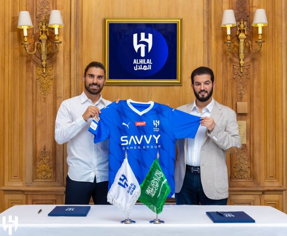 KORASKY1's tweet photo. 📸فهد بن نافل برفقة اللاعب الكبير روبين نيفيز
 
🔵🔵🔵🔵🔵🔵🔵🔵🔵🔵🔵🔵🔵🔵 https://t.co/rDT6PBomep