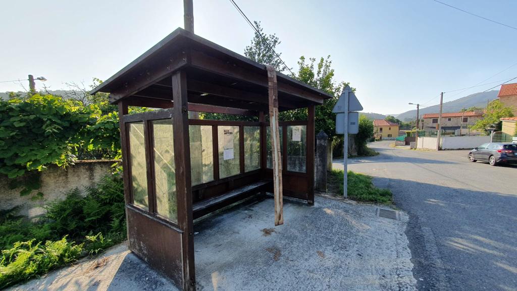 bngarteixo's tweet photo. ⚠️ Revisar, manter e arranxar o mobiliario público é unha obriga de quen goberna. O estado de moito deste mobiliario en Arteixo é moi deficiente. 

📌 Loureda- Contorna do Centro social de Quintán #Loureda #Arteixo https://t.co/khQHdGQv8j