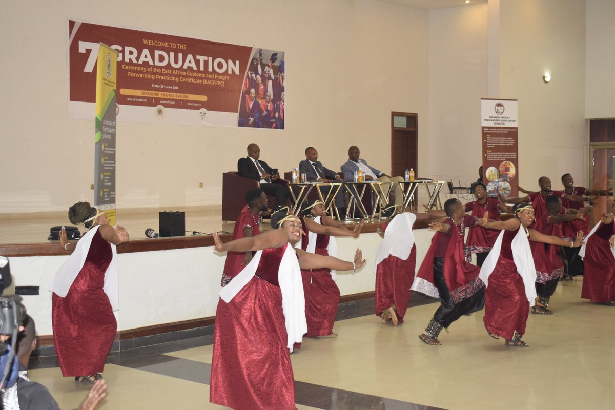 FEAFFA's tweet photo. 🎓🧑‍🎓Congratulations to the 320 graduates of the #EACFFPC training program in 🇷🇼! Capacity building continues to be a vital force in enhancing efficiency in cargo processing &amp; reducing documentation errors, thus contributing to the decrease in the time/cost of moving cargo in EAC. https://t.co/CFwWa0Ibnd