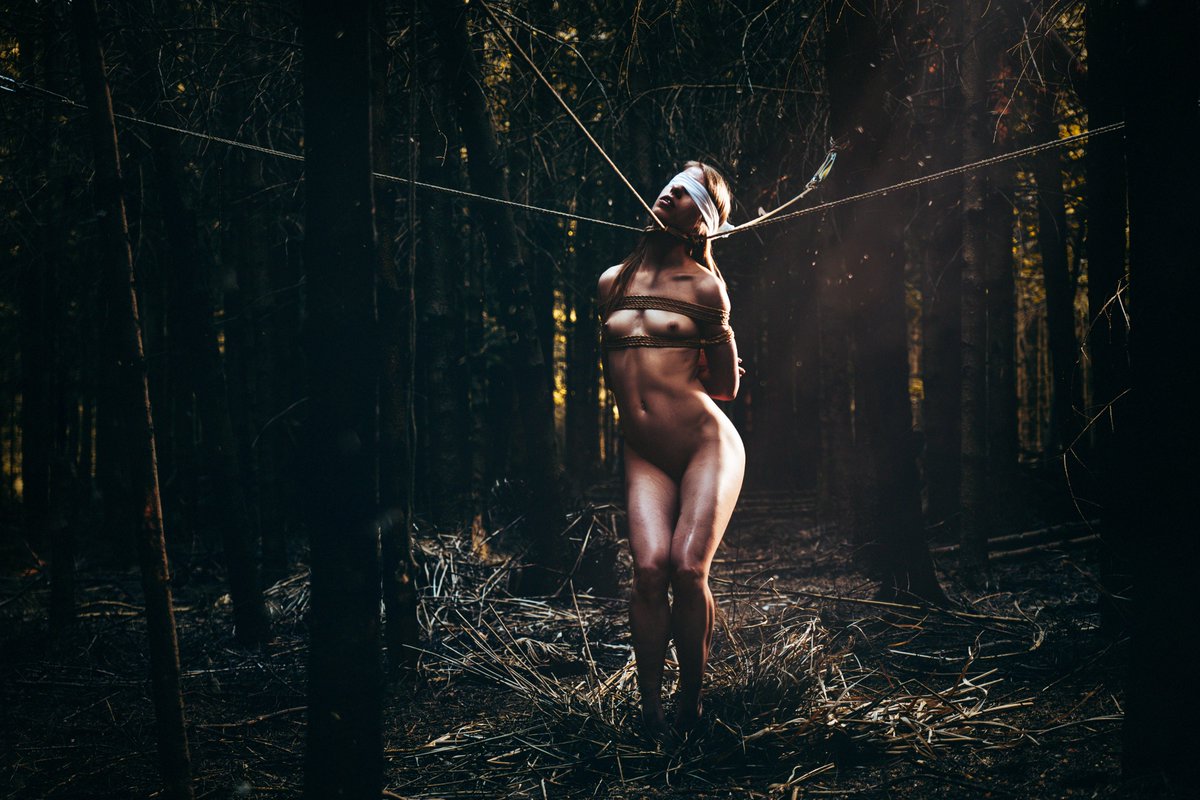 ropepoet's tweet photo. Bound and blindfolded, little cracks and rustles become her only guide, her sole hint of what's to come next.

#shibariart #kinbaku #ropebondage #shibari #shibarimodel #bodyscape #naturephotography #fineartphotography #sensualart #eroticart #cezchshibari #pragueshibari https://t.co/CDgP0J5Sfi