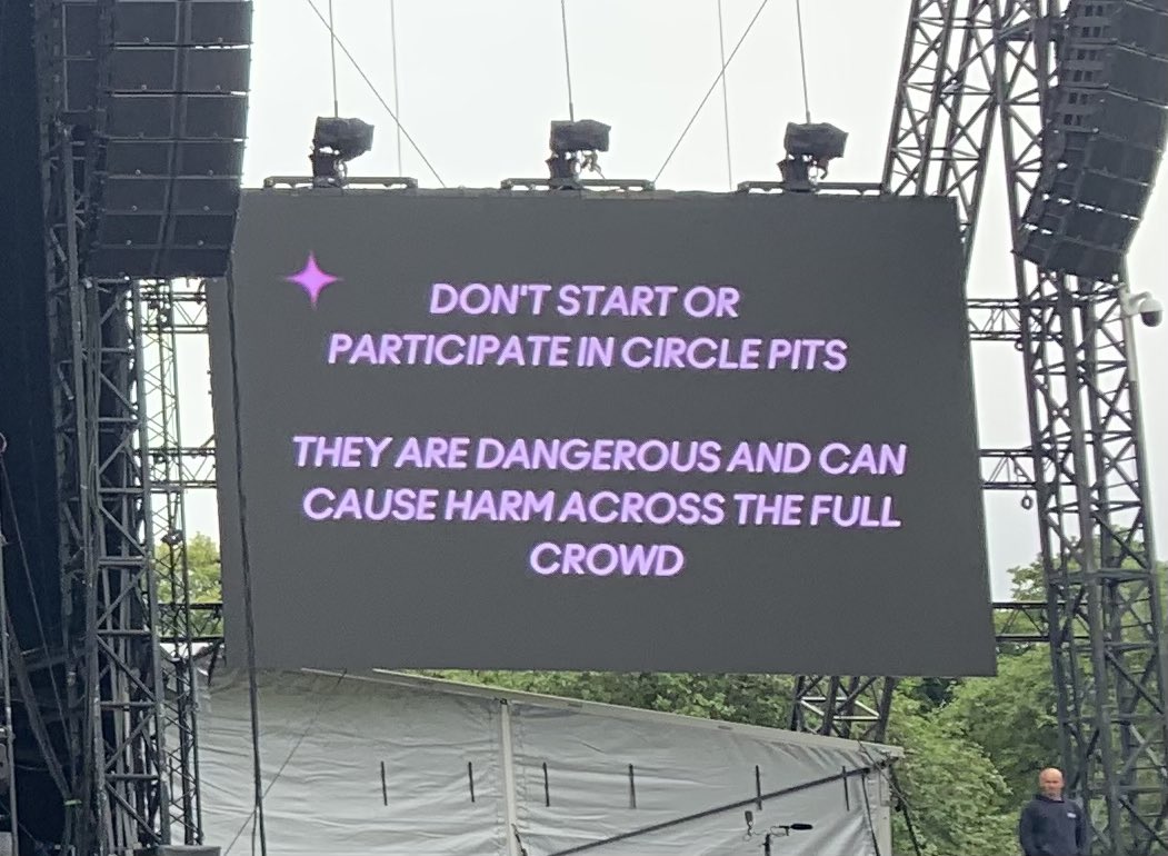 ⚠️ 'No empiece o participe de rondas de pogo. Son peligrosas y podés lastimar al público'.

🎙 Muse publicó esta advertencia en las pantallas antes de su show en Escocia.