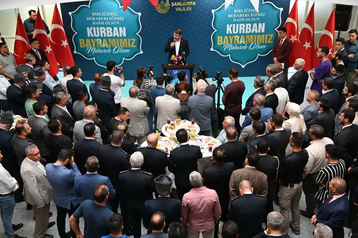sanliurfaOSB's tweet photo. Valimiz @valisalihayhan'ın ev sahipliğinde gerçekleşen bayramlaşmaya; Yön. Krl. Üyelerimiz, OSB Müdürümüz @Os_Oktay, Karacadağ Kalkınma Ajansı Gnl. Skr Yunus Çolak ve sanayicilerimiz katılım sağlayarak il protokolü ve vatandaşlarla bayramlaştılar
@sanliurfatso @Muhiyettinkele2 https://t.co/TuICm4TO5T