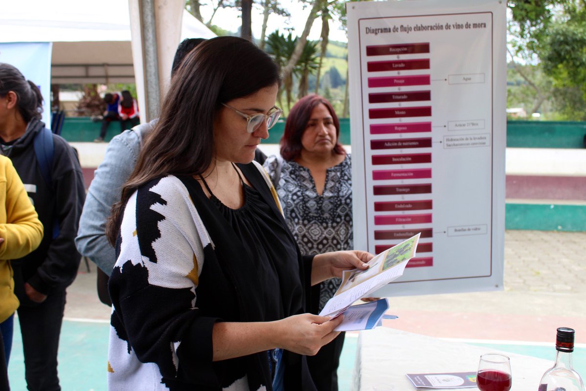 EducacionZ5_Ec's tweet photo. .@DanielaFCB, coordinadora de @EducacionZ5_Ec recorrió, participó y dialogó con cada uno de nuestros estudiantes en sus respectivos stands. “Es importante evidenciar el conocimiento que van adquiriendo nuestros jóvenes”, expresó la autoridad Zonal.
#ExcelenciaEnEducación https://t.co/94AiW9cJbD